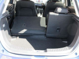 トランクも広々していて分割で倒れて片側に荷物を積んで片側に人が座ることも可能です。