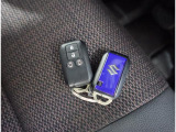 リモコンキーを取り出さなくてもエンジンのON/OFFやドアの開錠・施錠がスイッチ一つで行えるスマートキーです♪