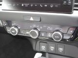 エアコンはオートエアコンでお好みの温度調整が出来、オールシーズン快適にドライブできます!フロントシートの座面に3段階調節のシートヒーターを内蔵。身体を直接温めることができます。