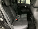 後部座席も広いのでゆったりと座って頂けますし、シートも疲れにくい固めの素材となっている為、旅行なども快適です。