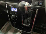 インパネにシフトレバーがあることで、車内空間の広さを確保♪シフト位置がハンドルに近いので操作性にも優れております!