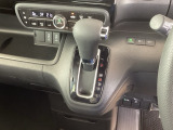自然に手が届き、操作性の良いインパネシフトに、パーキングブレーキは、フットブレーキタイプなので、運転席と助手席の間はすっきりしています。