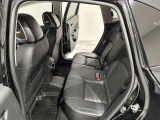 大人が乗っても十分なスペースのリアシート