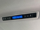 【リアオートエアコン】広い後部座席には必須の機能!風量や温度を自動で調整し前席と同様な車内環境にしてくれるリアオートエアコンを装備。夏の暑さも冬の寒さもストレスなく快適にお過ごしいただけます♪
