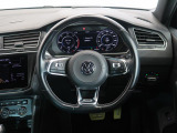 Volkswagen全車共通の上質な本革を使用した手触りのしっとりとしたステアリングです。唯一素肌が触れるハンドルは上位モデルと同じ握り心地になっております。