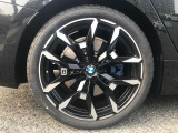 【BMWアロイホイル】軽量かつ強度に拘ったアロイホイル。走行性能ポテンシャルを引き出す設計。車の足元を引き締めてくれる大きなポイントはアロイホイルです。