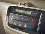 【オートエアコン】一度お好みの温度に設定すれば、車内の温度を検知し風量や温度を自動で調整。暑い&hellip;寒い&hellip;と何度もスイッチ操作をする必要はありません。快適な車内空間には必須の機能ですね♪