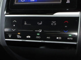 操作部に静電式タッチパネルを採用したフルオート・エアコンディショナー。Honda インターナビ同様、スマートフォン感覚の直感操作を実現しています。