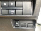 アイドリングストップ。停車時にブレーキを踏むだけでエンジンがストップ。さらに、発進時にはブレーキから足を離すだけでエンジンを始動します燃費を向上させます。ON/OFFスイッチにより切り替える事も可能です。