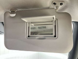 【運転席サンバイザー】鏡が付いているのでメイク直しなどにも便利★