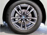 【BMWアロイホイル】軽量かつ強度に拘ったアロイホイル。走行性能ポテンシャルを引き出す設計。車の足元を引き締めてくれる大きなポイントはアロイホイルです。