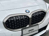 また、BMW正規認定中古車は、エマージェンシーサービスが自動付帯。24時間365日、皆様のカーライフをサポート致します。確かな安心のうえで、「駆けぬける歓び」をご堪能ください。