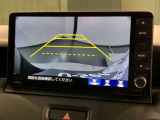 リバースギアに入れるだけで後方の表示へ切り替わります。夜間や雨の日の駐車も楽になりますよ。