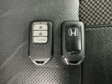 スマートキーです!ドアの施錠・解錠・エンジンの始動がスムーズで大変便利です!遠隔操作でエンジン始動が可能なリモコンエンジンスターターも付いております!