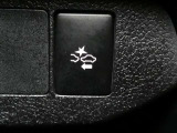 【PCS(プリクラッシュセーフティーシステム】・・・進路上の車両を前方センサーで検出し、衝突の可能性が高いと判断したときに、警報やブレーキ力制御により運転者の衝突回避操作を補助します。