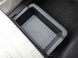 小物から大きな荷物までしっかり入れられる♪欲しい物が欲しい時にさっと取り出せる豊富な収納スペース♪助手席シートアンダーボックスは、便利な前後スライド式です!