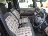フロントベンチシートだから運転席助手席足元もゆったり広々快適です。助手席への移動も楽々です。
