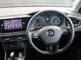 Volkswagen全車共通の上質な本革を使用した手触りのしっとりとしたステアリングです。唯一素肌が触れるハンドルは上位モデルと同じ握り心地になっております。