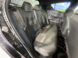 後部座席も気になるようなキズ・汚れやへたり等、大きなダメージはなく、良好な状態です。