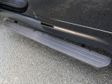 ディーラーオプションの電動サイドステップを装備しております。小さいお子様や女性でも楽に乗降が可能になります。ルーフへのアクセスも良くなるため、洗車時にも足場として使えます。