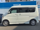 純正アルミで全体的にデザインがまとまっています。車も人も、オシャレはまずは足元からですね。