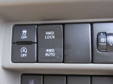 通常走行で使用する「2WD」に加え、路面状況に応じて2WDから4WDまで自動的に駆動力を制御する「4WD AUTO」、農地や山の未舗装路で力を発揮する「4WDLOCK」の3モードに切り替えられる電子制御式4WDを搭載。