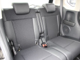 2列目シートも足元はゆったりしており快適にお座り頂けます!後部座席にお乗りの方も楽しく広々と使用できます!