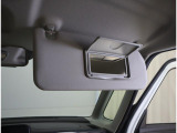 運転席側のサンバイザーには鏡付き☆お出かけの前にサッと身だしなみのチェックも出来ます♪