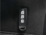 ◆スマートキー◆カギをバッグやポケットに入れたままでもドアロックの開閉ができる『スマートキー』付き!雨天や暗くなってもカギを取り出す必要がなくドアの開錠&エンジンも始動できます