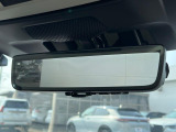 【スマートリヤビューミラー】後席の大きな荷物や同乗者で後方が確認しづらい時でも安心!カメラが撮影した車両後方の映像をルームミラー内に表示。クリアな視界で状況の確認が可能です!