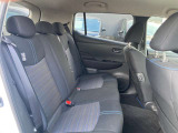 ◆後部座席◆後席も大人の方でもゆったり乗れるスペースを確保。足元も深くシートのクッションも柔らかくロングドライブの疲労を軽減してくれます。