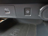 【置くだけ充電】ケーブルを差し込むこと無く、トレイに置くだけで充電できるワイヤレス充電
