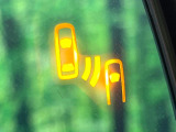 【ブラインドスポットモニター】走行中、ドアミラーの死角になりやすい箇所に後続車が接近するとサイドミラーのレンズに警告を表示!ドライバーに注意喚起をしてくれます。