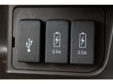 ドライブの時間をスマートフォン等の充電時間に。運転席からも助手席からも使いやすい位置に、急速充電対応タイプのUSBジャックを設けました。12V電源ソケットから、携帯の充電なども可能です。
