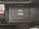 シフトノブ後方にUSB充電端子が装備されています。