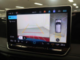 ギアをリバースに入れると車両後方の映像に加え上空からの車両周囲の疑似映像を映し出します。画面にはガイドラインが表示され、車庫入れや縦列駐車などの際に安全確認をサポートします。