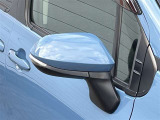 対向車や歩行者が認識しやすいサイドターンランプ付カラードドアミラー