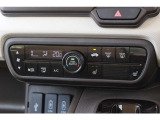 フルオートエアコンを装備。車内の温度設定だけでなくPM2.5にも対応した高性能集塵フィルターも装備しており車内はいつも快適空間♪