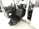【ウェルキャブ車】・・・助手席はリフトアップシートとなります。
