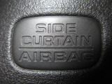 サイドカーテンエアバックシステムは、側面衝突時に大人から子供までさまざまな体格の乗員の頭部や頚部を広範囲で保護。特にセンターピラーへの頭部衝突を防ぐ展開性能を実現しています。