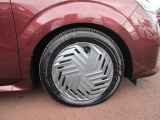 日産純正のホイールキャップが装着されてます。