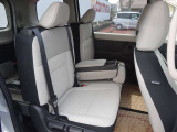 後部座席も気になるようなキズ・汚れやへたり等、大きなダメージはなく、良好な状態です。