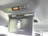 【後席モニター】ファミリーユーザーさんに人気(#^_^#)後席用モニター装備済です!後席のお子様のお気に入りのDVDを映しておけば、渋滞中もご機嫌です!もちろん、TV画面も表示OK♪