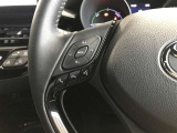 ステアリングスイッチでハンドルから手を離さなくても、音量やチャンネルなどの調整ができて安全です。