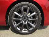 純正アルミホイール装着☆足回りが引き締まって見えてカッコいいですね☆