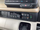 フルオートエアコンディショナー。運転席・助手席シートヒーター付です。HI/LO切替できます。