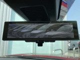 インテリジェントルームミラー搭載で、車の後方に設置されたカメラ映像を映し出してシートバックやヘッドレスト、同乗者に視界が遮られることがなく視認性が非常に良いです