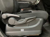 運転席のシートリフターを装備しています★細かくドライビングポジションを設定できるので運転し易く、疲れにくいですね♪