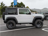 ジムニーをはじめとするカスタムパーツの販売を中心に、新車・中古車販売など、様々なサービスを展開しております。