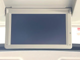 【フリップダウンモニター】大画面モニターで後席でもエンタメをお楽しみいただけます。小さなお子様にも大人気の装備です♪